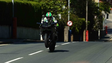 La Kawasaki H2R è un “jet”: 331,2 km/h (foto)