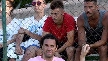 A Porto Cervo si sfidano Toni e Glik. El Shaarawy fa il tifo