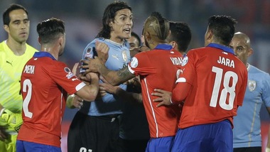 Il Cile stende l'Uruguay. Basta Isla, Cavani espulso