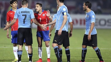 Cile-Uruguay, Chevanton insulta Sanchez: «Sei un piagnucolone!»