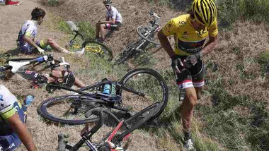 Maxi incidente al Tour: Cancellara lascia VIDEO