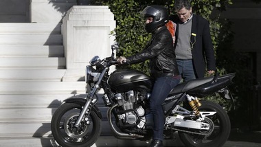 Varoufakis-Fonzie, ex-ministro motociclista dimentica il… casco