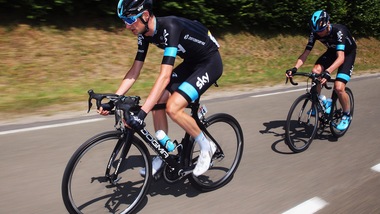 Martin ko, Froome per rispetto non mette maglia gialla