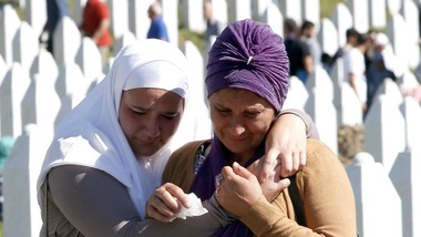 Srebrenica, 20 anni fa: 8372 morti. Dzeko e Pjanic non dimenticano