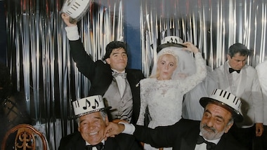 Maradona denuncia l'ex moglie: dal patrimonio mancano 8 milioni