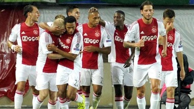 L'ex Roma Emanuelson si allena con l'Ajax