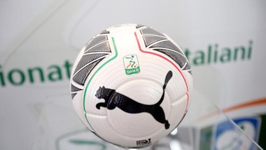 Serie B, il Frosinone di Longo si sveglia tardi. Il Novara vince 2-1