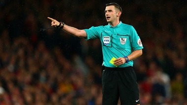 Moglie e marito in campo, lei arbitro lui guardalinee