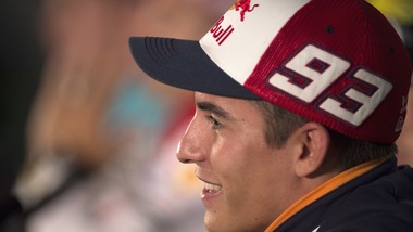 MotoGP Silverstone, Marquez non teme il freddo, subito in testa