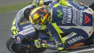 MotoGP piove a Silverstone: Rossi 1° nel WP