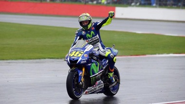 MotoGP, Rossi re della pioggia guida il trionfo italiano