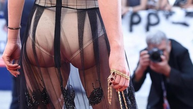 Scollature e trasparenze sul tappeto rosso di Venezia