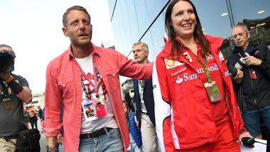 Lapo Elkann vestito di rosso Ferrari a Monza