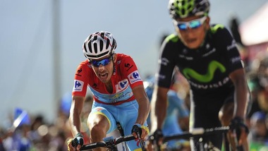 Ciclismo, Vuelta: Dumoulin vince la crono, Aru tiene bene