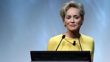 Sharone Stone in giallo incanta Milano