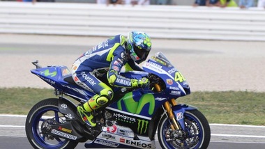 MotoGp, San Marino: Rossi lancia ginocchiere al pubblico