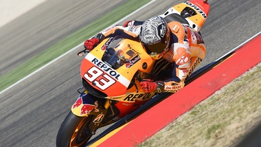 MotoGp Aragon, Marquez indemoniato: sua la pole, Rossi è sesto
