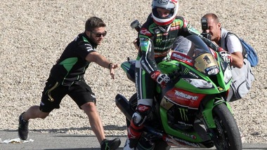 Sbk, a Magny Cours doppietta di Rea