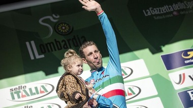 Nibali, festa sul podio con la figlia dopo il successo del giro della Lombardia