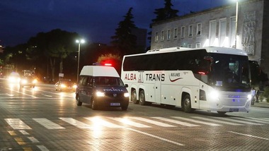 Serbia, il bus della nazionale preso a sassate
