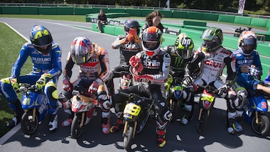 I piloti sulle minimoto si divertono prima della gara di Motegi