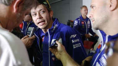 MotoGp Yamaha, Rossi: «Chi critica Iannone è uno stupido»