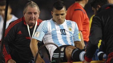 Aguero, la 10 di Messi non porta bene: infortunio e barella dopo 23 minuti