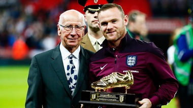 Inghilterra, Bobby Charlton premia Rooney