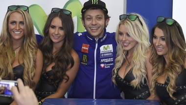 Rossi "distratto" dalle grid girls: è solo settimo nelle qualifiche