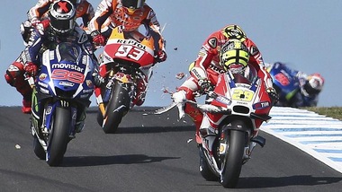 MotoGP Australia, Iannone fa a "sportellate" col gabbiano