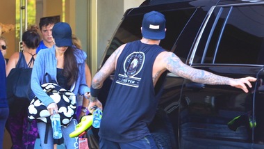 Beckham, che gentiluomo: apre la portiera alla moglie