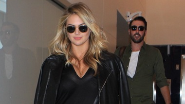 Kate Upton, look total black all'aeroporto!