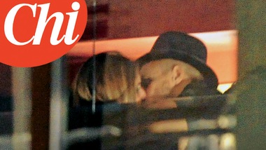 Su "Chi" il primo bacio tra Conte e Pedron