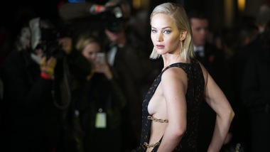 Jennifer Lawrence osè: che scollatura sul red carpet!