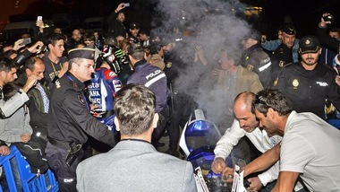 Lorenzo, moto in fiamme durante la festa mondiale a Maiorca