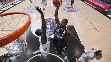 Trento torna prima, la Virtus ringrazia Pittman