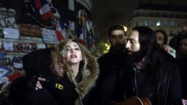 Madonna canta a sorpresa per le vittime di Parigi