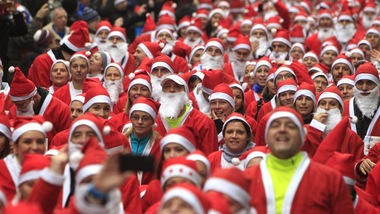 La corsa dei Babbi Natale a Roma e nel mondo