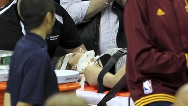 Nba, LeBron James "vola" su una tifosa e la manda ko