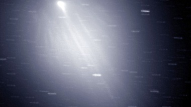 Cometa e luna piena in cielo a Natale