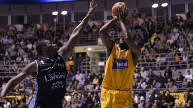 Basket Serie A, Torino risale con White e Dyson