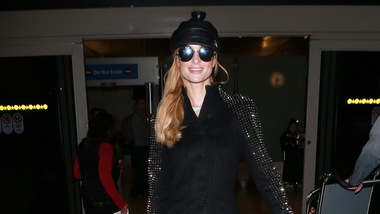 Paris Hilton sorridente torna a Los Angeles: il look è total black