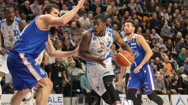 Fesenko sbanca Sassari, maratona alla Virtus