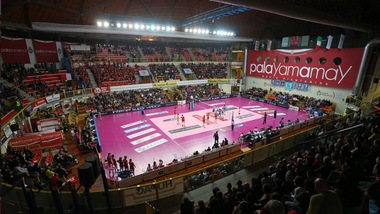 Lancio di tre bottiglie al PalaYamamay, la durezza del Club