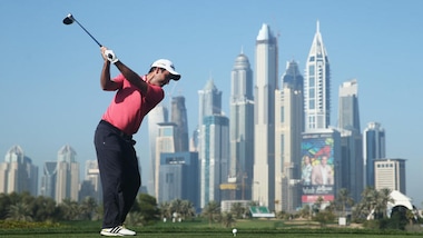 Golf, in campo a Dubai, tra palme, deserto e grattacieli sullo sfondo