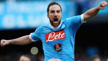 Serie A, Napoli-Carpi 1-0: Higuain firma il record e allontana la Juve