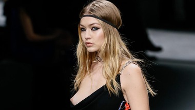 Gigi Hadid, incidente sexy alla sfilata di Versace