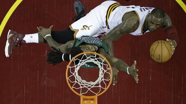 Basket NBA, James piega i Celtics