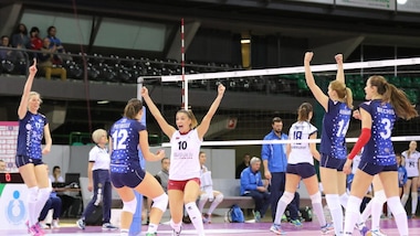 Conegliano alla 14esima vittoria consecutiva. Firenze vince e spera