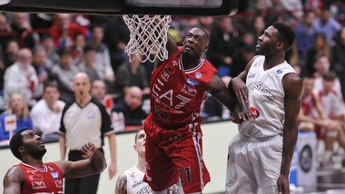 Sanders schiaccia Caserta, Milano torna in testa